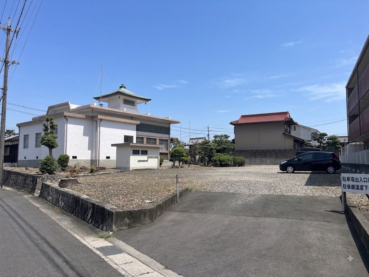 西光寺の駐車場。本堂の手前に広がる砂利敷きの駐車スペース